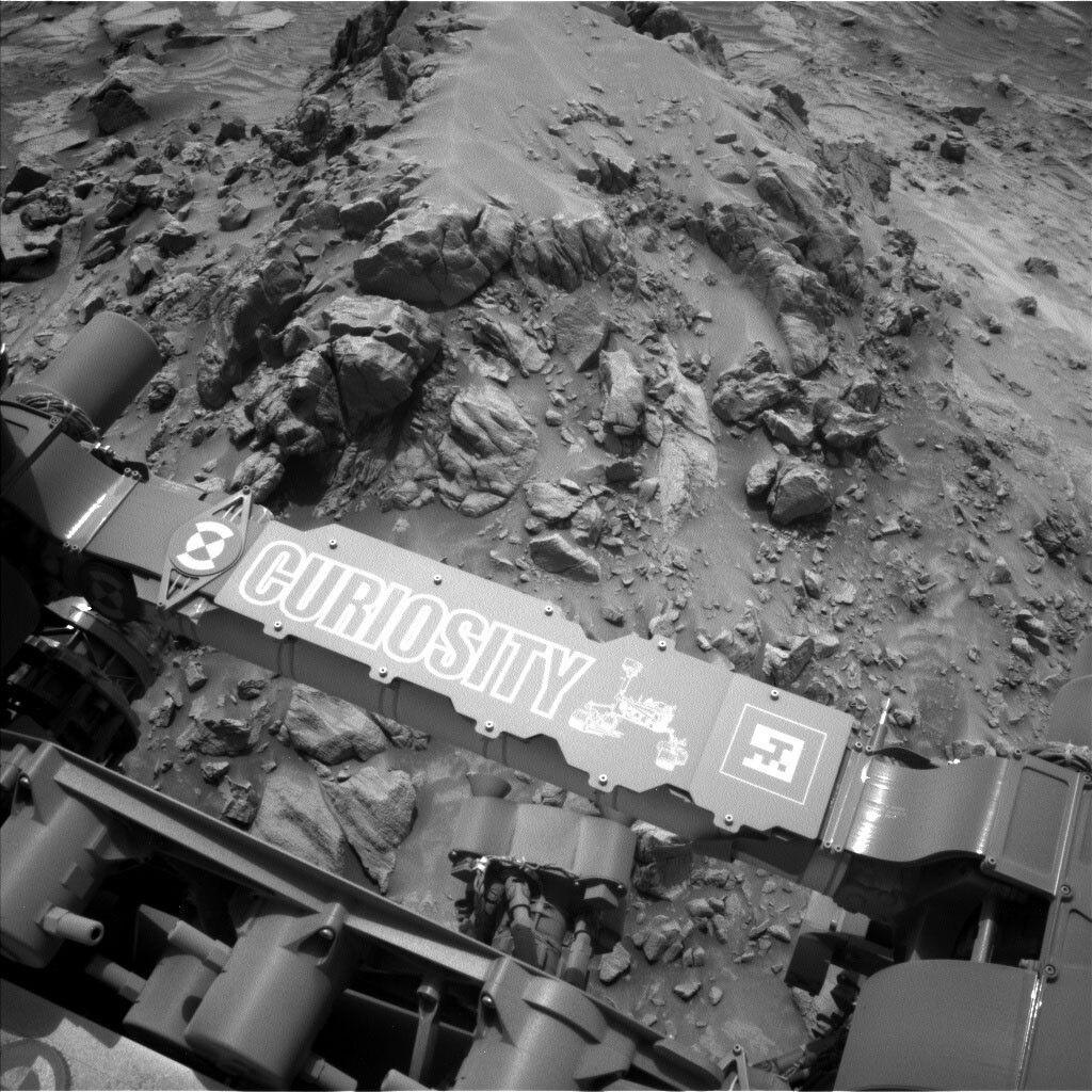 Navcam Left image of our workspace at rocky mound named Hinman Col.