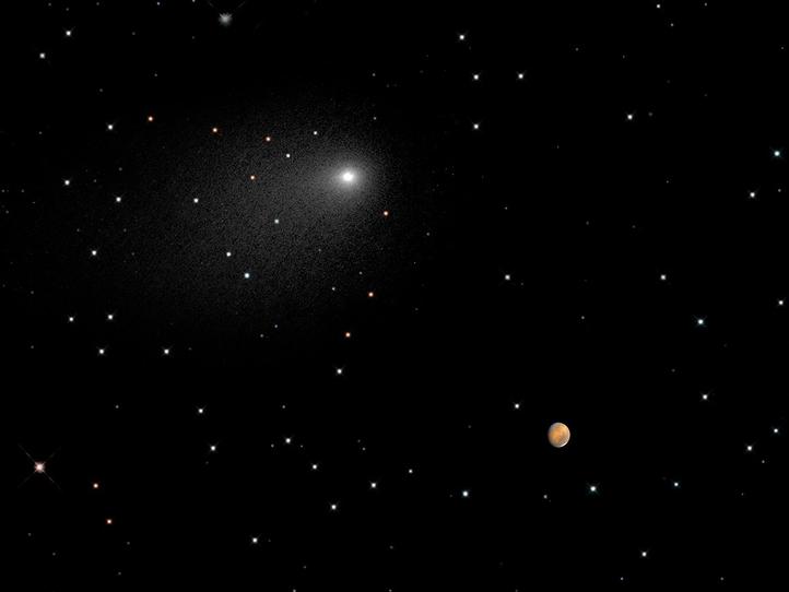View of Comet Siding Spring and Mars from Hubble